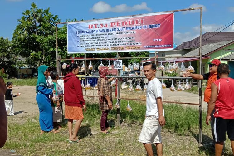 Warga antusias menyumbang bungkus sembako di RT 34 Kelurahan Sambutan, Samarinda, Kaltim, Rabu (20/5/2020).  