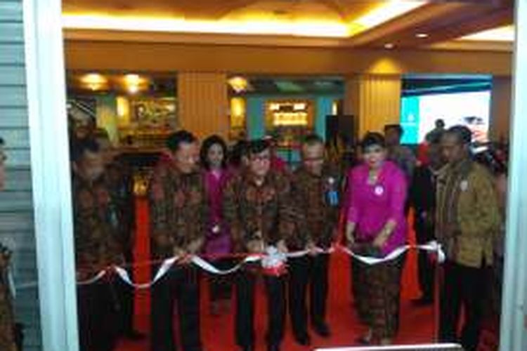 Menteri Hukum dan HAM Yasonna Laoly membuka secara resmi pameran Napi Craft 2016 di Plasa Grand Indonesia, Jakarta, Kamis (10/11/2016)