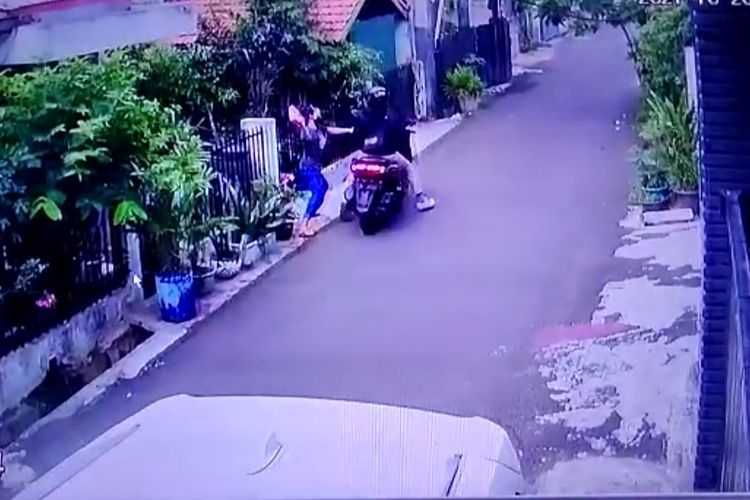 Sebuah video di media sosial memperlihatkan seorang pria mengendarai motor, berhenti dan bertanya kepada seorang wanita di kawasan Perumahan Duren Sawit, Jakarta Timur, Selasa (26/10/2021). Dinarasikan, pria itu melakukan tindak kejahatan terhadap kesusilaan, yakni meremas payudara wanita tersebut.