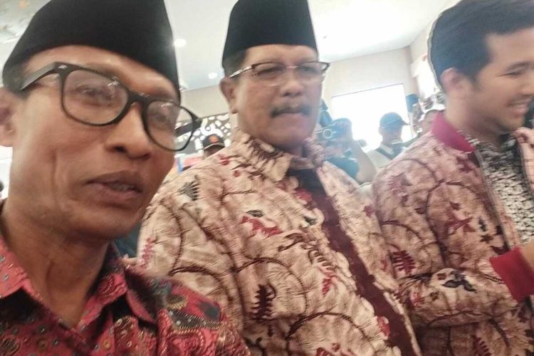 Almarhum H. Hadori (sebelah kiri) pejuang pendidikan asal Kabupaten Bangkalan berfoto dengan Plt. Bupati Bangkalan Mohni dan Wakil Gubernur Jawa Timur, Emil Dardak. Hadori meninggal dunia dalam kecelakaan pada Sabtu (7/10/2023).