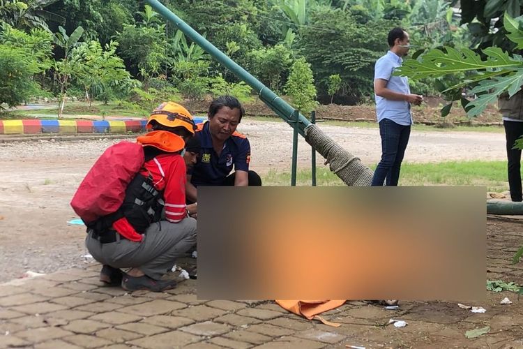 Tim SAR gabungan menemukan sesosok mayat perempuan di sungai Citarum Kampung Sukamanah, Desa Pangauban, Kecamatan Batujajar, Kabupaten Bandung Barat (KBB), Jawa Barat, Senin (11/12/2023).