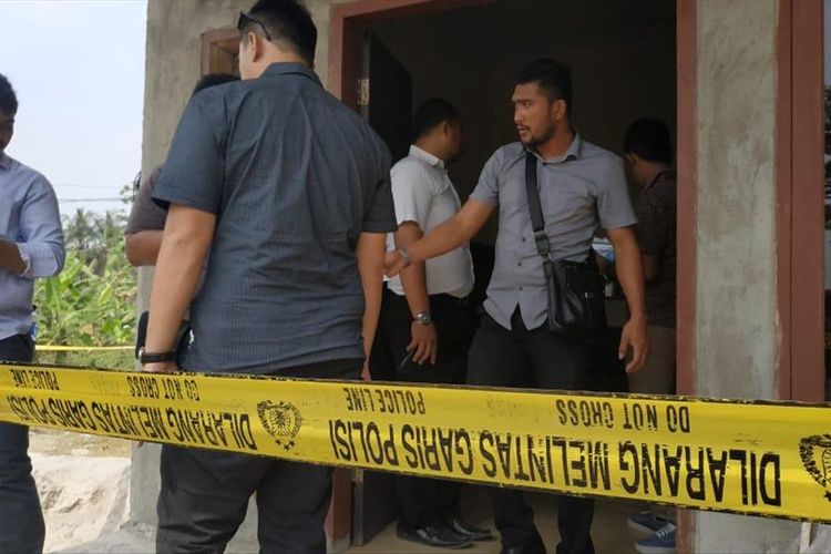 Rumah Keluarga Korban yang diduga pembantaian di Kabupaten Serang, Banten dipasang garis polisi, Selasa (13/8/2019).