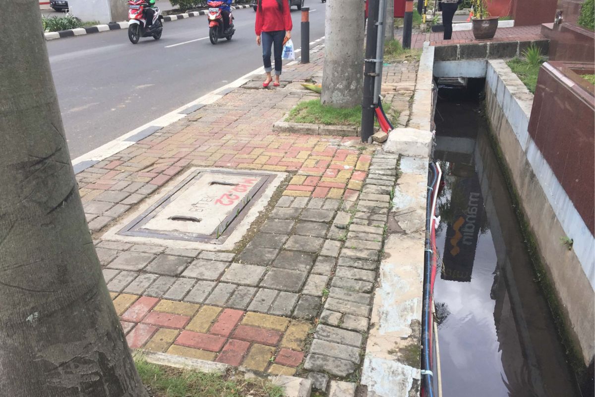 Meski telah disediakan boks utilitas, sejumlah perusahaan di Jakarta masih menjadikan saluran air sebagai tempat menyalurkan kabel utilitas milik mereka. Foto diambil di Jalan HR Rasuna Said, Jakarta Selatan, Jumat (15/12/2017).