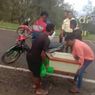 Jalan Rusak Parah, Warga Angkut Peti Jenazah Bayi Pakai Sepeda Motor