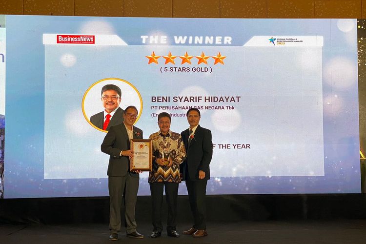 Direktur SDM dan Penunjang Bisnis PGN Beni Syarif Hidayat mendapatkan penghargaan The Best Human Capital Director Of The Year (Energy Industries) dalam ajang Human Capital and Performance Award 2023 yang diselenggarakan Majalah Business News.