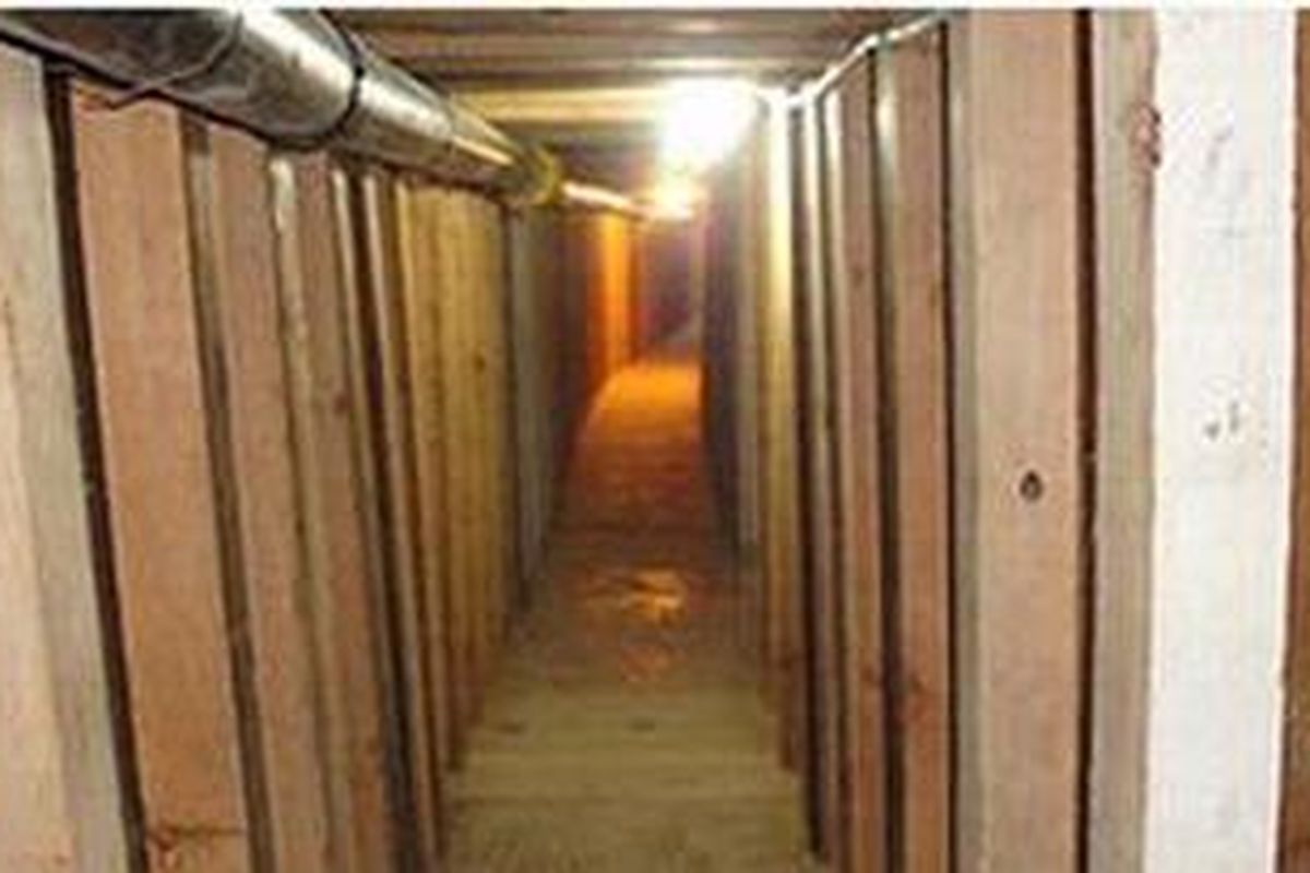 Terowongan dilapisi kayu dan memiliki ventilasi udara. 