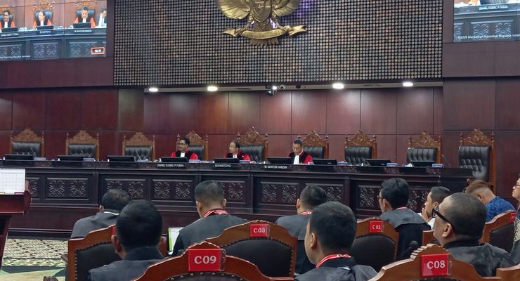 Momen Ketua MK Debat dengan Kuasa Hukum pada Sengketa Pilkada Maluku Tengah