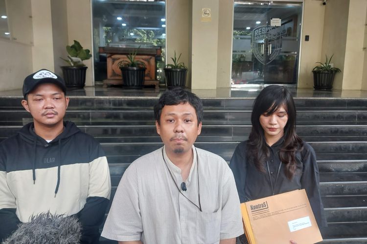 Koordinator KontraS, Dimas Bagus Arya (tengah), dan Imrony (26/kir), kakak M Farhan Hamid (23), saat ditemui di Polda Metro Jaya, Rabu (1/10/2025).
