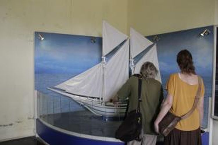 Wisatawan asal Jerman melihat miniatur phinisi di Museum La Galigo, Makassar, Rabu, (11/02/2015). 
