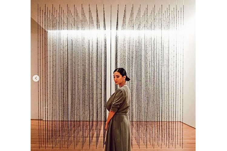 Caption: Karla Jasmina saat berada di National Gallery Singapore dalam rangkaian acara Singapora Art Week 2019. (dok. @karlajasmina)