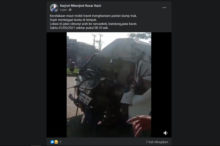 Tangkapan layar kecelakaan mobil travel tabrak pantat dump truk di Cileunyi, Bandung pada Sabtu (1/5/2021)