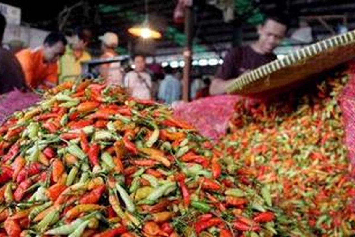 Pedagang cabai menyortir cabai di Pasar Induk Kramat Jati, Jakarta, Rabu (5/1/2010).