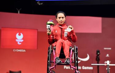 Atlet parapowerlifting Indonesia, Ni Nengah Widiasih, sukses mempersembahkan medali perak untuk Indonesia pada Paralimpiade Tokyo 2020.