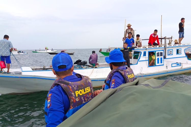Proses pencarian seorang nelayan di perairan Tanah Bumbu, Kalsel yang dinyatakan hilang setelah kapal yang ditumpanginya tenggelam akibat bertabrakan dengan kapal LCT pada, Selasa (22/2/2022). 
