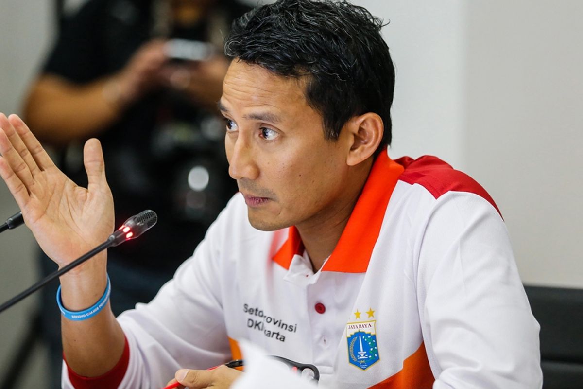 Wakil Gubernur DKI Jakarta Sandiaga Uno memberikan keterangan pers sebelum meninjau venue Asian Games 2018 di kawasan Gelora Bung Karno (GBK), Senayan, Jakarta Pusat, Minggu (12/11/2017). Sandiaga Uno memastikan Pemerintah Provinsi DKI Jakarta akan mempermudah semua bentuk perizinan yang diperlukan untuk venue Asian Games 2018 di Kompleks GBK.