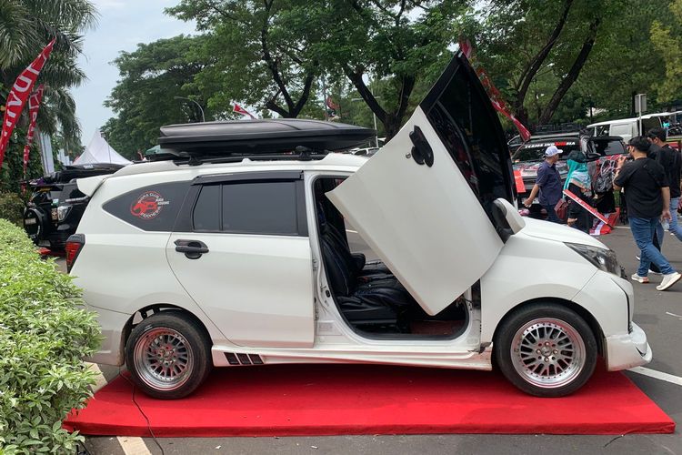 Daihatsu Sigra dengan pintu gunting di ajang Daihatsu Kumpul Sahabat Bekasi