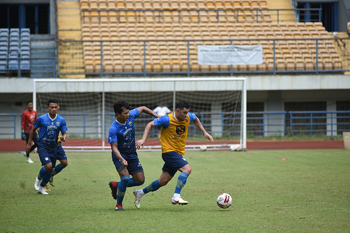 Gelandang Persib Bandung, Farshad Noor (kanan) dibayang-bayangi oleh Achmad Jufriyanto dalam sesi latihan tim Persib di Stadion GBLA, Rabu (07/04/2021). 