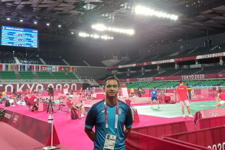 Pelatih bulu tangkis tunggal putra Guatemala, Muamar Qadafi, berpose di venue Olimpaide Tokyo 2020.