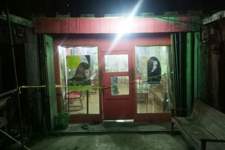 Salah satu salon terlihat dipasang garis polisi di Keude Panton Labu, Kecamatan Tanah Jambo Aye, Aceh Utara, Sabtu (28/1/2018)