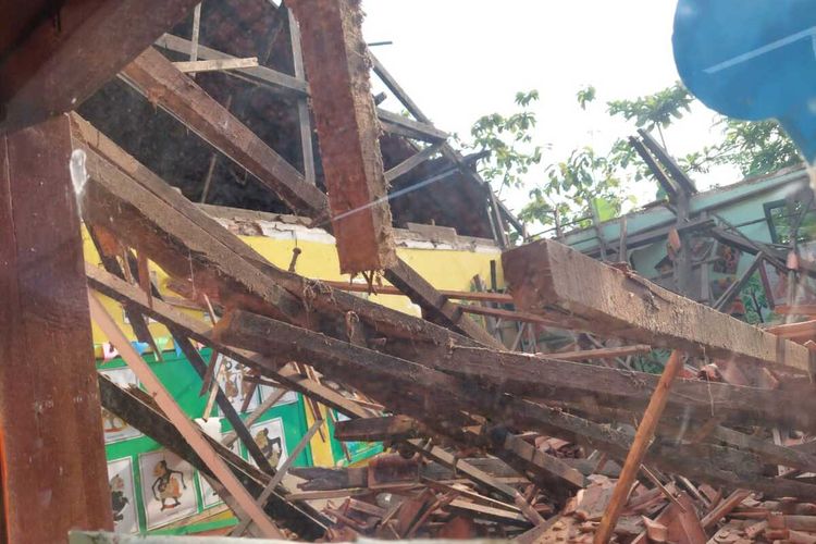 Atap tiga ruang kelas di SD Negeri 4 Jepon, Kabupaten Blora, Jawa Tengah, ambruk pada Selasa (9/11/2021).