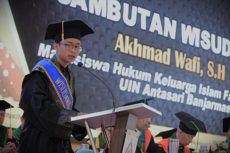 Cerita Wafi, Kuliah Sambil Jadi Marbot Masjid Kini Raih Wisudawan Terbaik UIN Antasari