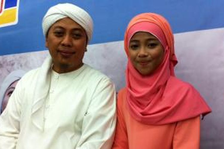 Penyanyi dan pencipta lagu religi Islami, Aunur Rofiq Lil Firdaus atau Opick, bersama putrinya, Ghaniya, dalam acara peluncuran album Sahabat Sejati, di Kemang, Jakarta Selatan, Jumat (27/6/2014)