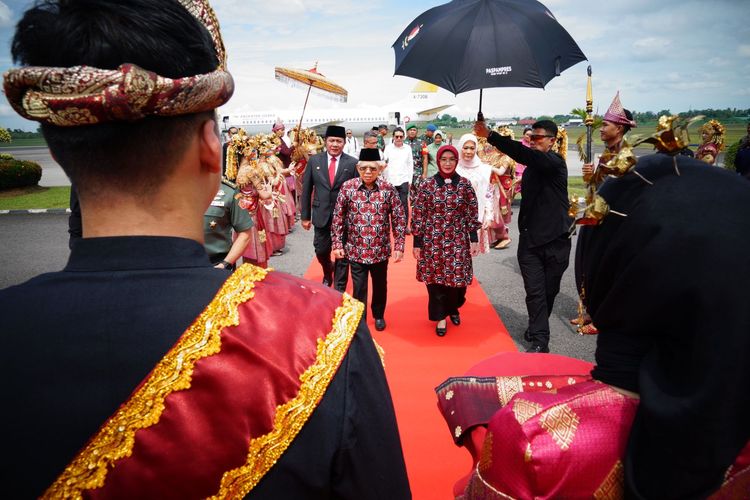Wakil Presiden Ma'ruf Amin dan Ibu Wury Ma'ruf Amin tiba di Bandara Sultan Mahmud Badaruddin II, Palembang, Kamis (6/7/2023), utnuk melaksanakan kunjungan kerja hingga Jumat (7/7/2023).