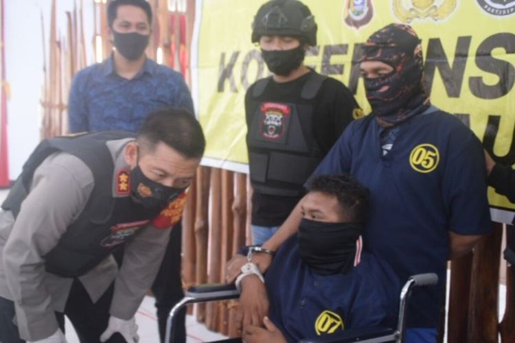 Kapolres Baubau, AKBP Zainal Rio Candra Tangkari, berinteraksi dengan pelaku Midun (duduk kursi roda). Midun sudah 11 kali ditangkap polisi karena mencuri di rumah mewah.