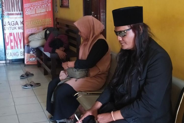 Robi Anjal (38) asal Pontianak, Kalimantan Barat, bersama istri dan anaknya saat menunggu panggilan pemeriksaan polisi di Polres Sampang, Senin (29/7/2019). 