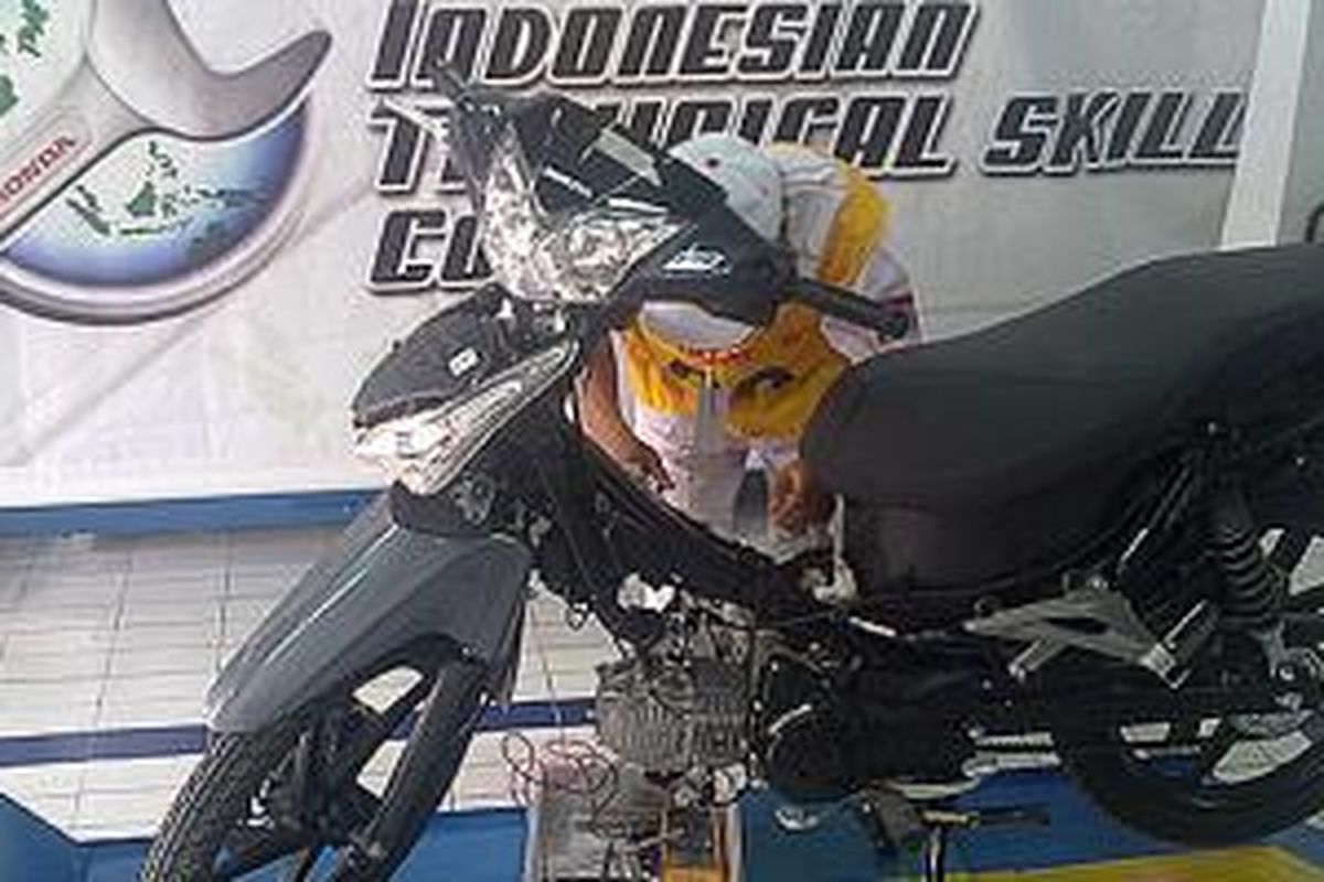 Adu skill mekanik Honda se-Indoensia dalam kontes mekanik untuk meningkatkan layanan purna jual.