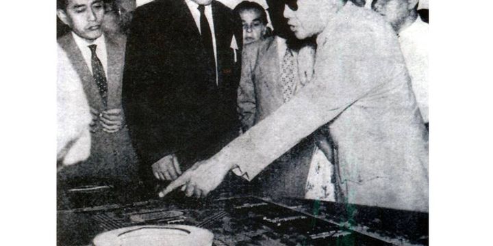 Bung Karno menjelaskan mengenai kompleks Asian Games kepada tamu negara didampingi Menteri Olahraga R Maladi, tahun 1960-an. 