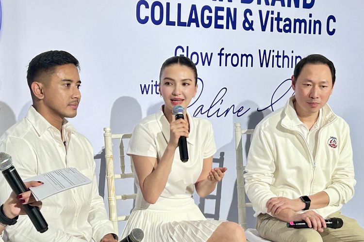 (Kiri ke kanan)  Dermatologist dr.Danar Wicaksono,MSc.,SpDVE, Aktris Raline Shah, dan Business Executive Officer Adult Dairy & Food Johanlie Aliffin dalam Peluncuran Bear Brand Collagen & Vitamin C, di Jakarta Selatan, Selasa (26/5/2026).