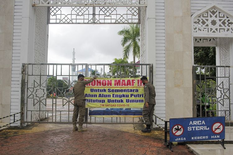 Petugas Satpol PP memasang spanduk pengumuman penutupan sementara kawasan Alun-alun Engku Putri, Batam, Kepulauan Riau, Jumat (31/12/2021). Pemkot Batam menutup sejumlah kawasan ruang publik di daerah tersebut untuk mengantisipasi kerumunan masyarkat pada malam pergantian tahun 2021- 2022 guna menekan penyebaran COVID-19. ANTARA FOTO/Teguh Prihatna/nym.