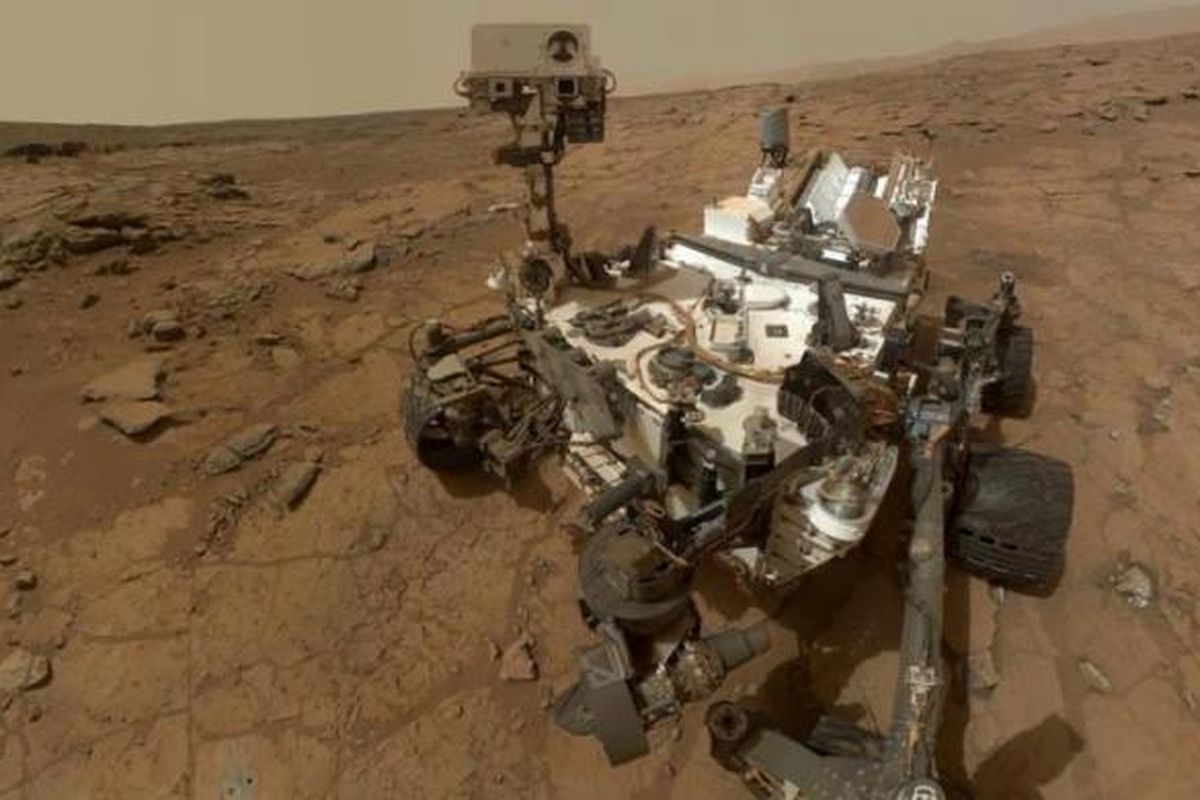 Potret diri robot Curiosity milik NASA, di singkapan datar yang disebut John Klein situs untuk kegiatan pengeboran batu di Planet Mars, 3 februari 2013. Foto direkam kamera Mars Hand Lens Imager yang terpasang di lengan robot.