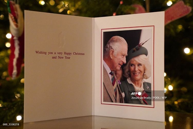 Sebuah foto yang diambil pada 11 Desember 2022 memperlihatkan Raja Charles III dan Permaisuri Camilla dalam kartu Natal Permaisuri 2022. Foto itu menggambarkan keduanya menghadiri Braemar Games pada 3 September 2022.