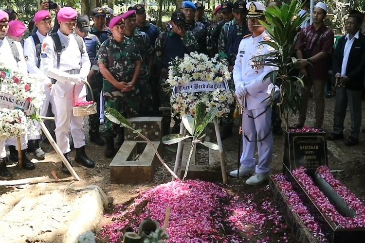 Jenazah Serka Marinir (Mar) Anumerta Ismunandar telah dimakamkan di kampung halamannya, di Kabupaten Kebumen, Jawa Tengah pada Selasa (19/3/2024) pagi. 