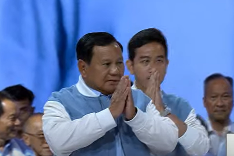 Calon presiden dan calon wakil presiden nomor urut 2 Prabowo Subianto dan Gibran Rakabuming Raka  dalam debat kelima Pilpres 2024 yang digelar di Jakarta Convention Center, Jakarta pusat, Minggu (4/2/2024). 