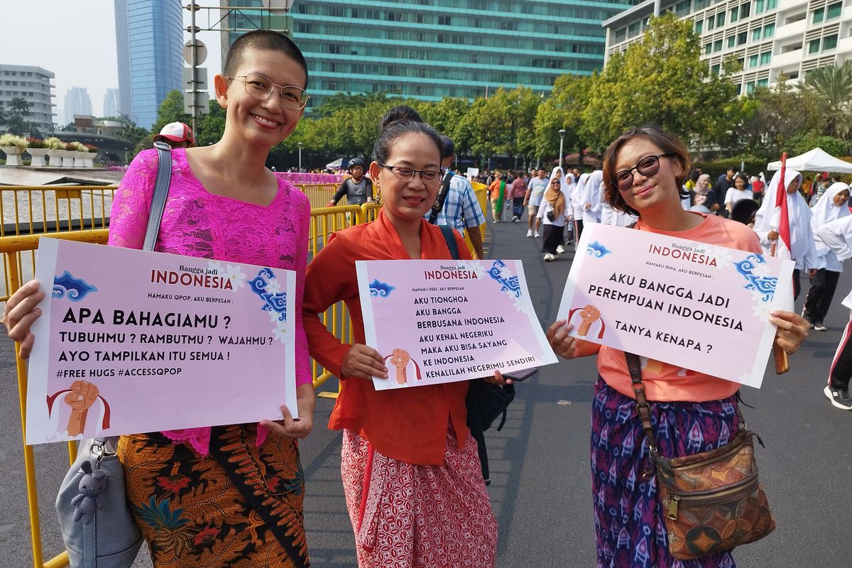 Sekelompok wanita menggelar kampanye #BanggaJadiIndonesia di Car Free Day (CFD) Sudirman-Thamrin, Menteng, Jakarta Pusat, Minggu (22/10/2023). (KOMPAS.com/XENA OLIVIA)