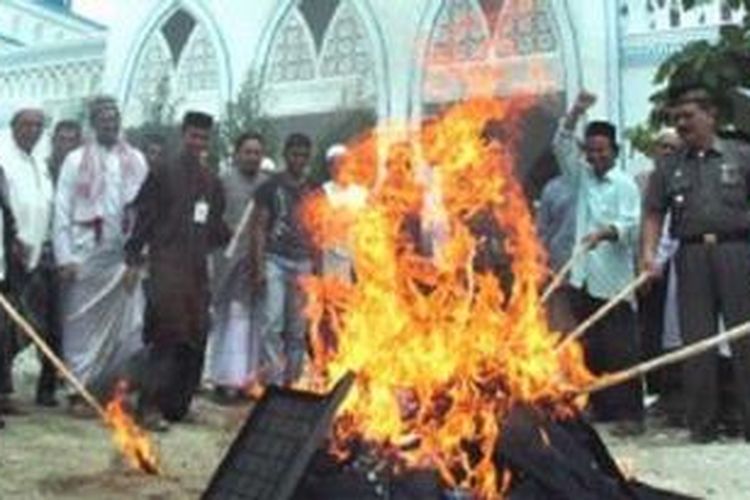 Ulama yang tergabung dalam Tazkiratul Ummah, bersama Muspika Lhoksukon membakar 100-an celanan ketat di halaman Masjid Agung Baiturrahim, Lhoksukon, Aceh Utara, Selasa (21/5/2013).