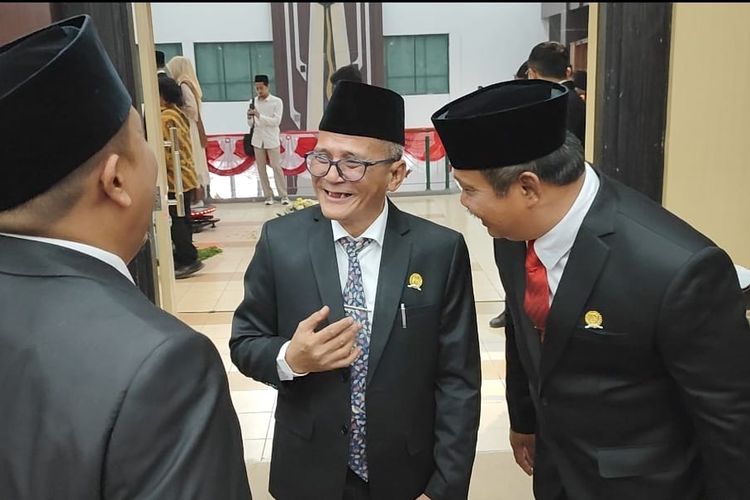 M. Shobih Asrori (tengah) usai mengikuti pelantikan anggota DPRD Kabupaten Pasuruan periode 2024-2029 di Kantor DPRD Pasuruan jalan raya Raci Bangil Pasuruan, Rabu (21/8/2024)