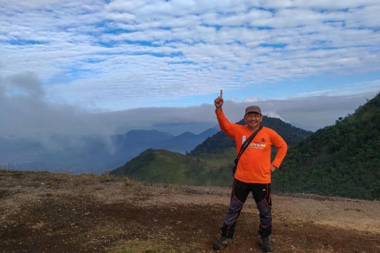 Mantan Menteri Pertanian Anton Apriyantono saat mendaki Gunung Guntur, Jawa Barat.