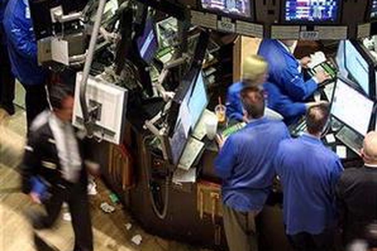 Para pialang di bursa Wall Street, New York terlibat kesibukan beberapa saat menjelang penutupan transaksi.