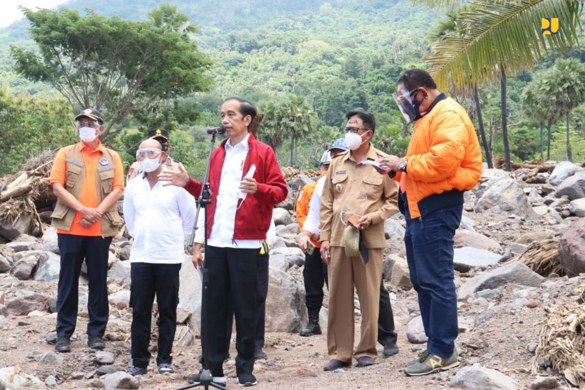 Presiden Joko Widodo (Jokowi) bersama Sekretaris Kabinet Pramono Anung, Kepala Badan Nasional Penanganan Bencana (BNPB) Doni Munardo, Kepala Basarnas Henri Alfiandi, Gubernur NTT Viktor Laiskodat, Bupati Lembata Eliaser Yentji Sunur, Ketua Satgas Penanganan Bencana Kementerian PUPR Widiarto, dan Direktur Sungai dan Pantai, Ditjen Sumber Daya Air Kementerian PUPR Bob Arthur Lombogia.