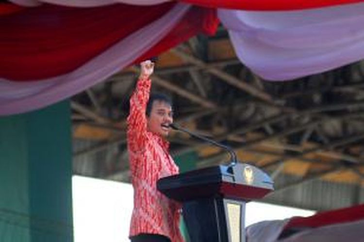 Menteri Pemuda dan Olahraga Roy suryo berekspresi saat memberikan sambutan pada acara peringatan Hari Olahraga Nasional ke-30 di Stadion Mandala Krida Yogyakarta, 17 Oktober 2013.
