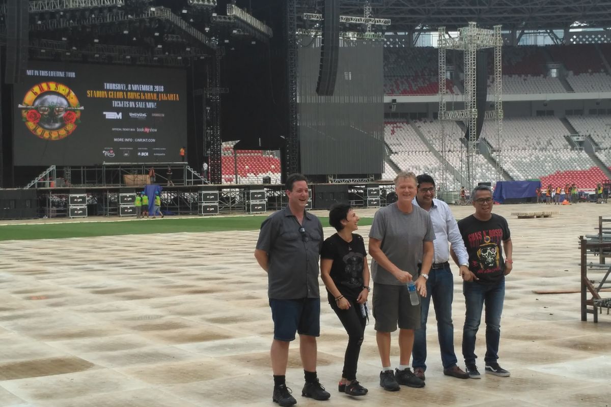 (dari kiri) Ron Chamberlain (GNR Tour Representative) Samantha Tzovolos (Promotor Third Eye Management/TEM), Dale Skjerseth (GNR Production Manager), Sudir Syahl (CEO Bookmyshow), dan Adib Hidayat (Perwakilan Promotor) saat meninjau venue konser Guns N Roses di GBK, Jakarta Pusat, Selasa (6/11/2018).