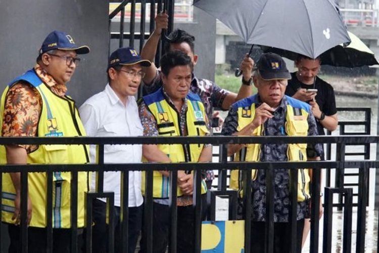 Menteri PUPR Basuki Hadimuljono saat meninjau sejumlah infrastruktur pengendali banjir di Kota Semarang pada Jumat (01/12/2023).