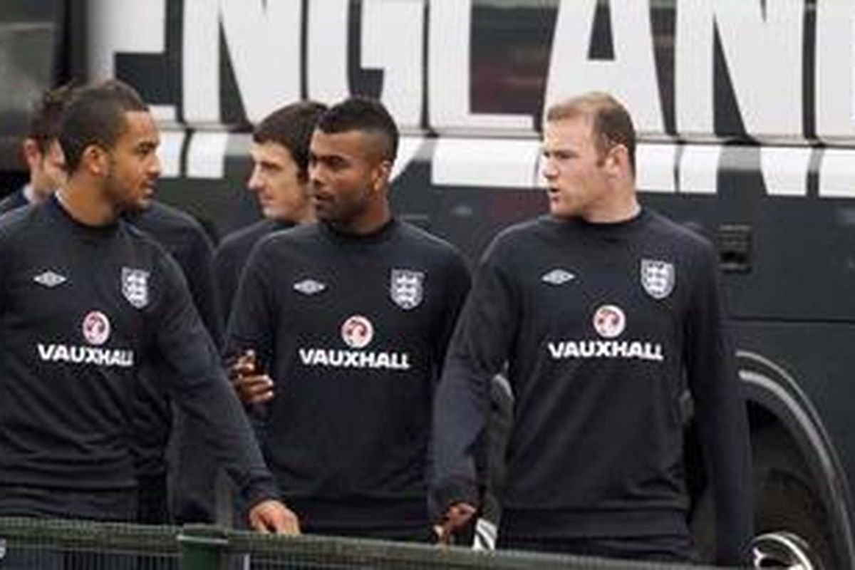 Tiga pemain Inggris, Theo Walcott (kiri), Ashley Cole (tengah), dan Wayne Rooney tiba di kompleks latihan tim Arsenal di London Colney, Kamis (11/10/2012), jelang laga Pra-Piala Dunia melawan San Marino. 