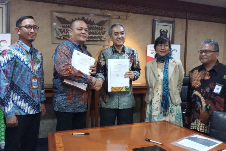 Asisten Deputi Investasi Pariwisata, Deputi Bidang Pengembangan Destinasi Pariwisata Kementerian Pariwisata Henky Manurung dan Direktur Manajemen Risiko dan Operasional SMF Trisnadi Yulrisman, menandatangani kerja sama dukungan pembiayaan hometsay di 10 Destinasi Pariwisata Prioritas (DPP), di Kantor Kementerian Pariwisata, Jakarta, Rabu (10/7/2019).