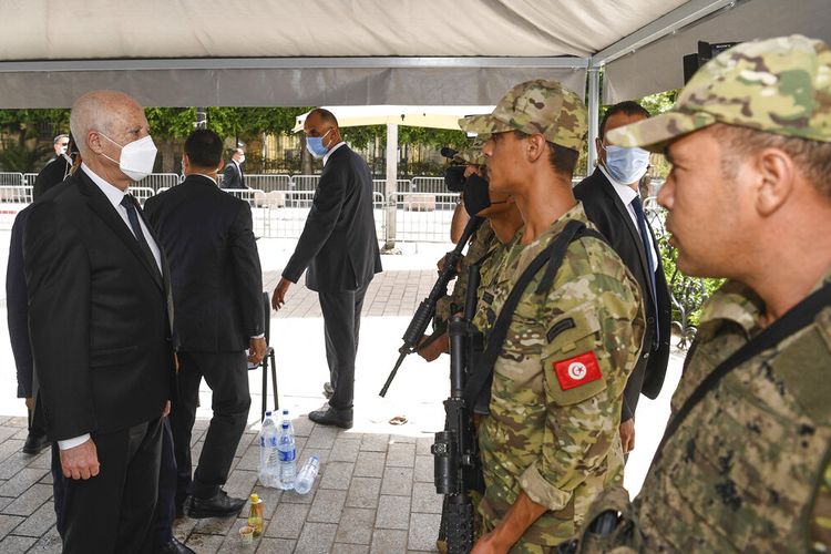 Presiden Tunisia Kais Saied berbicara dengan tentara saat ia berjalan-jalan di sepanjang jalan Bourguiba di Tunis, Tunisia, Minggu, 1 Agustus 2021. 