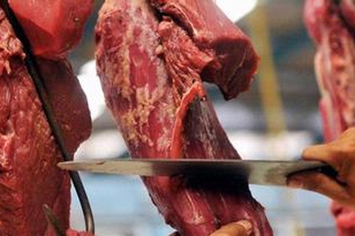 Harga daging sapi di pasar tradisional dan pasar modern di Jakarta dan sekitarnya masih tinggi, Rp 95.00 - 100.000 per kilogram, seperti di Tangerang Selatan, Banten, Senin (6/5/2013). Sejumlah pedagang mengaku harga susah turun, bahkan kemungkinan naik menjelang puasa dan Lebaran.
